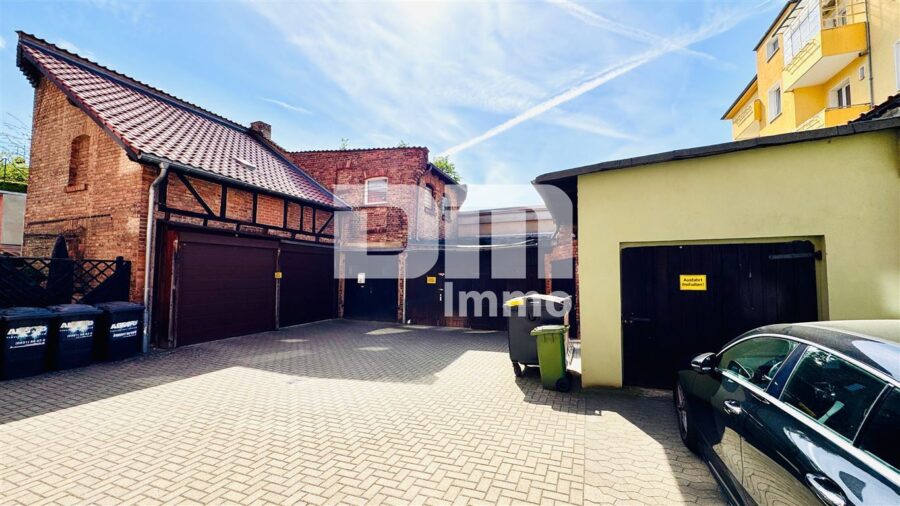 Gründerzeitliches Mehrfamilienhaus mit 8 bis 9 Wohneinheiten, Innenhof + Nebengebäude - Innenhof / Nebengebäude / Garagen / Ausbaureserve